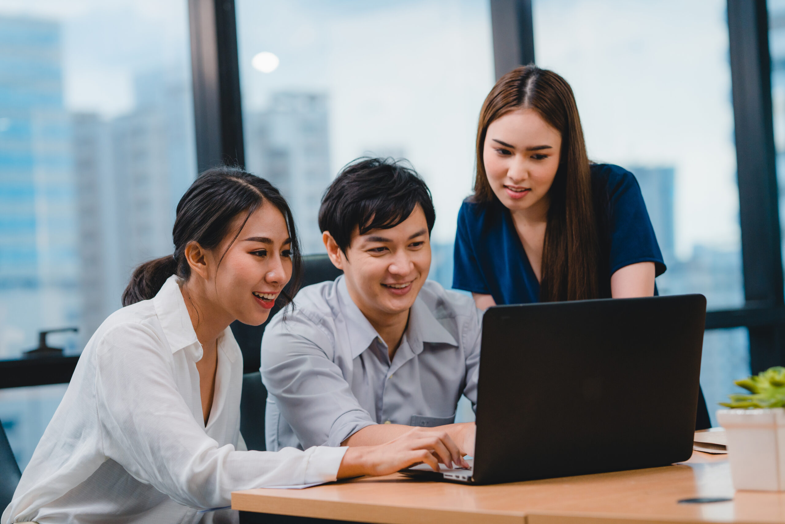 Collaborative process of multicultural businesspeople using lapt